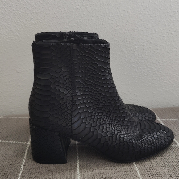 Steve Madden Gibbs Booties - Picture 4 of 11